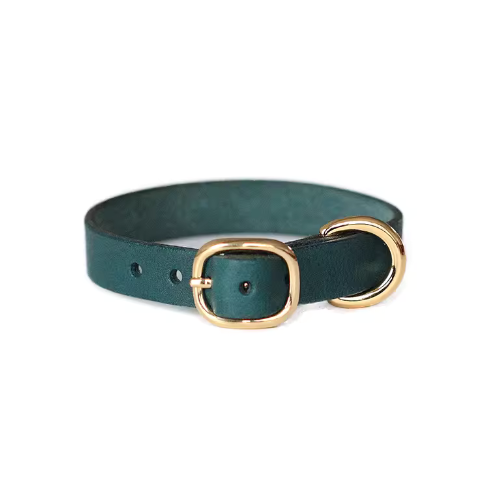 Green square buckle Smooth Calfskin Leather Buckle Cat Collar: Add a touch of nature to your cat's wardrobe with this charming green leather collar, complete with a square buckle and made from smooth calfskin leather for comfort and style.